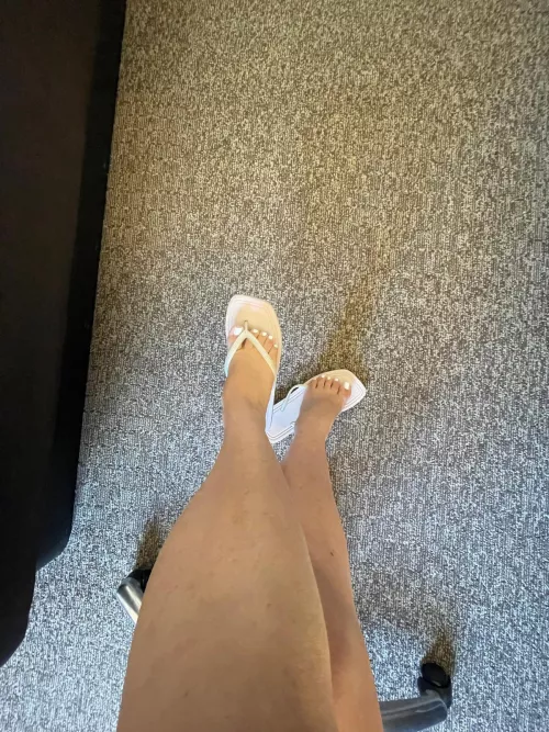 Ready to be my lil foot whore? I bet half of you cant even afford my feet 🦶🏻 