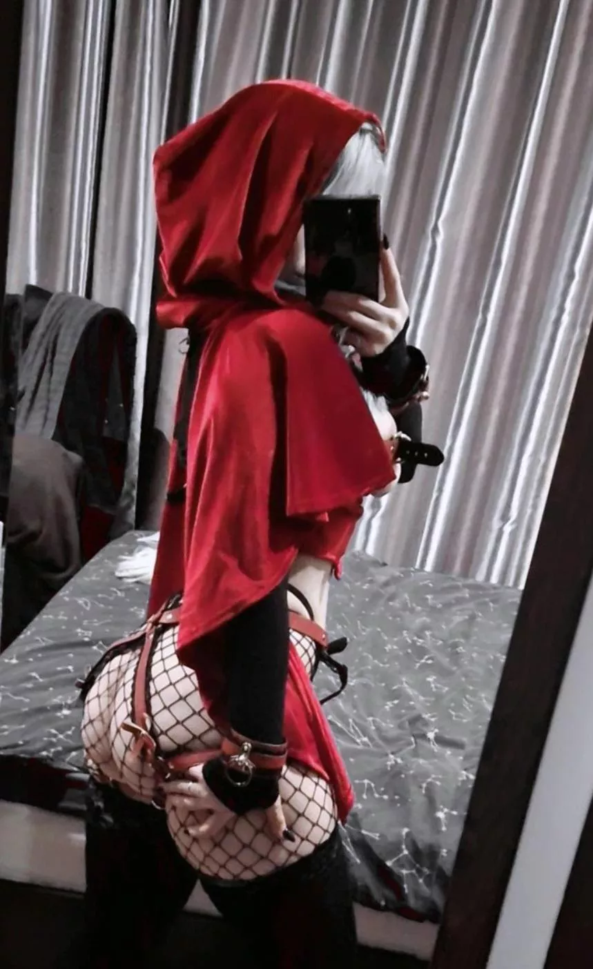 Red Riding Hood by LunaticalWitch