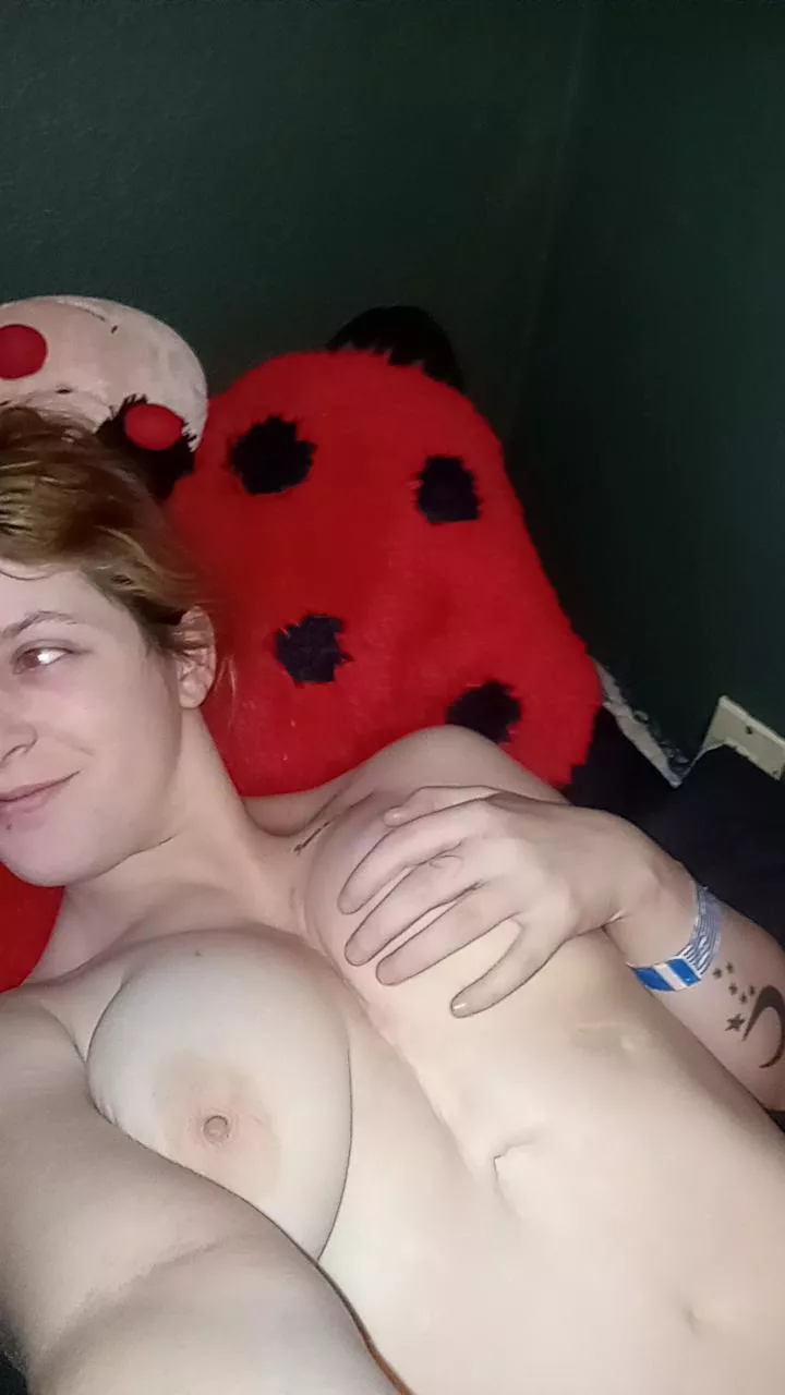 sexting you all in bed all day let's make each other cum I can be your little patient 😏