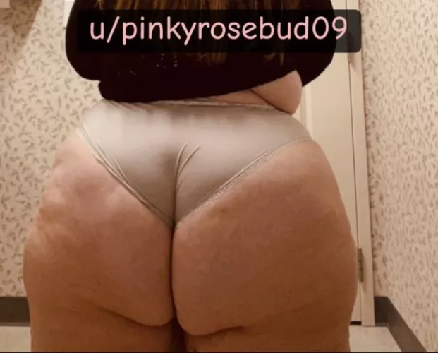 Tiny panties and big booty 💦🍑