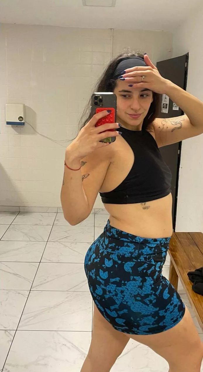 Who's down to take me on a date tonight after class im soo bored at the college?  