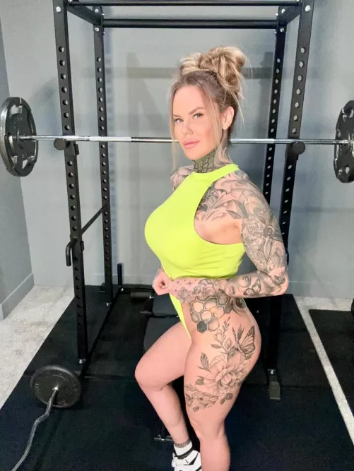 Would you fuck a tatted mom on the gym locker room?