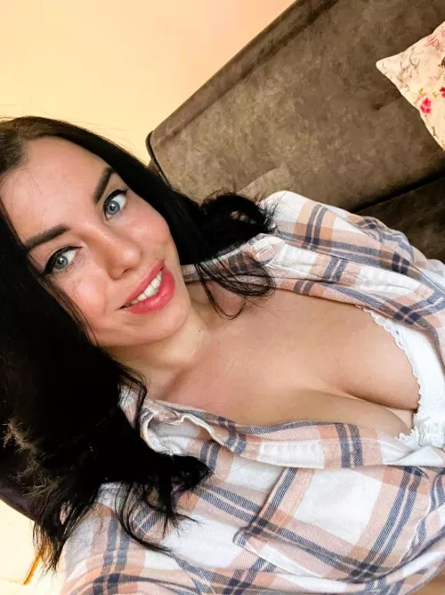 You don't know whether to look into my eyes or into my cleavage