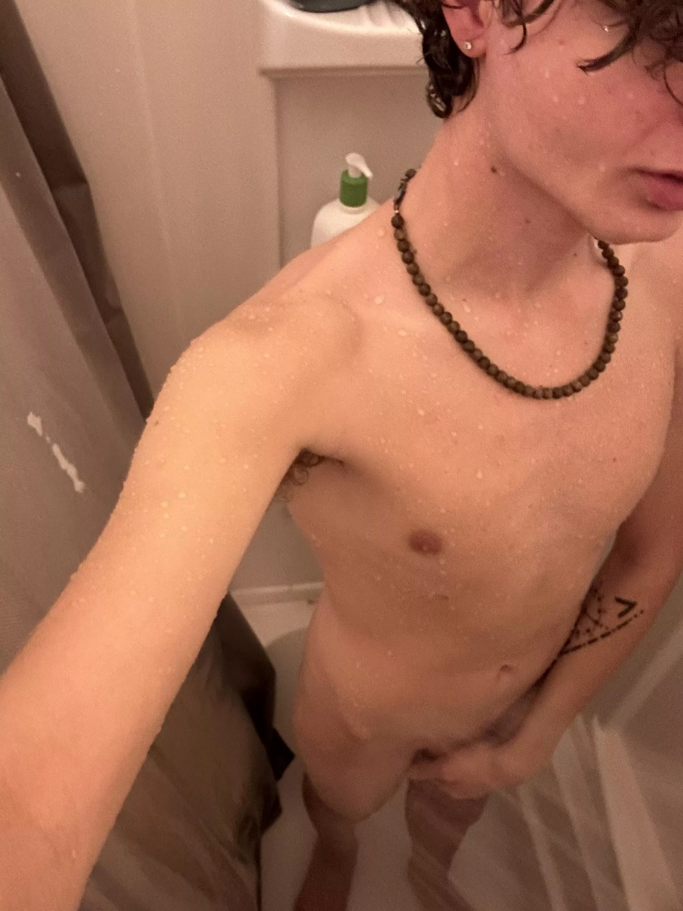 [18] who wants to join a twink in here?