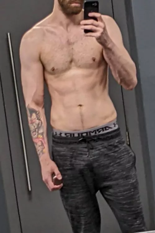 26 m, 6'4 hung handsome muscular for SMOOTH verbal bubblebutt boys snap is dylanw2004