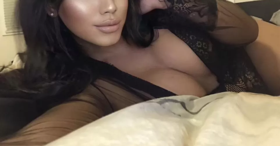 (32 m) Looking for lads to fuck my trans woman in group. 