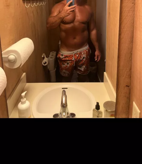 42 [M4F] #nyc -Instead of watching the marathon, let’s have our own