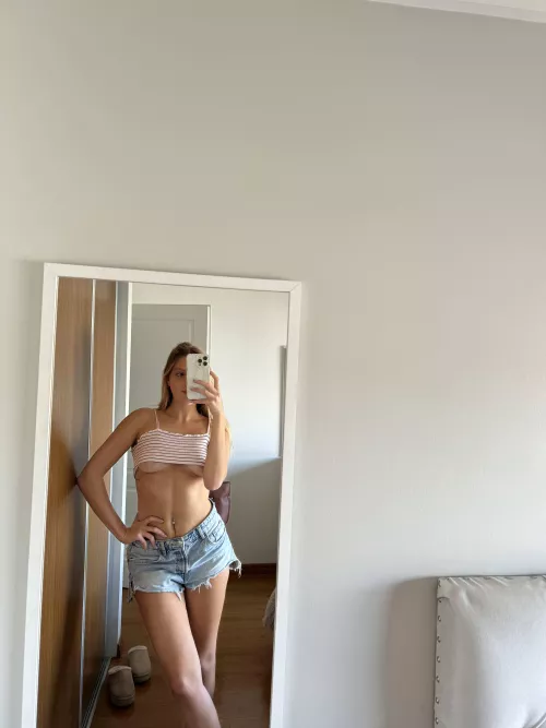 Anyone looking to cheat? I'm clean, on birth control and can keep your dirty little secrets. hmu, dms are open!!