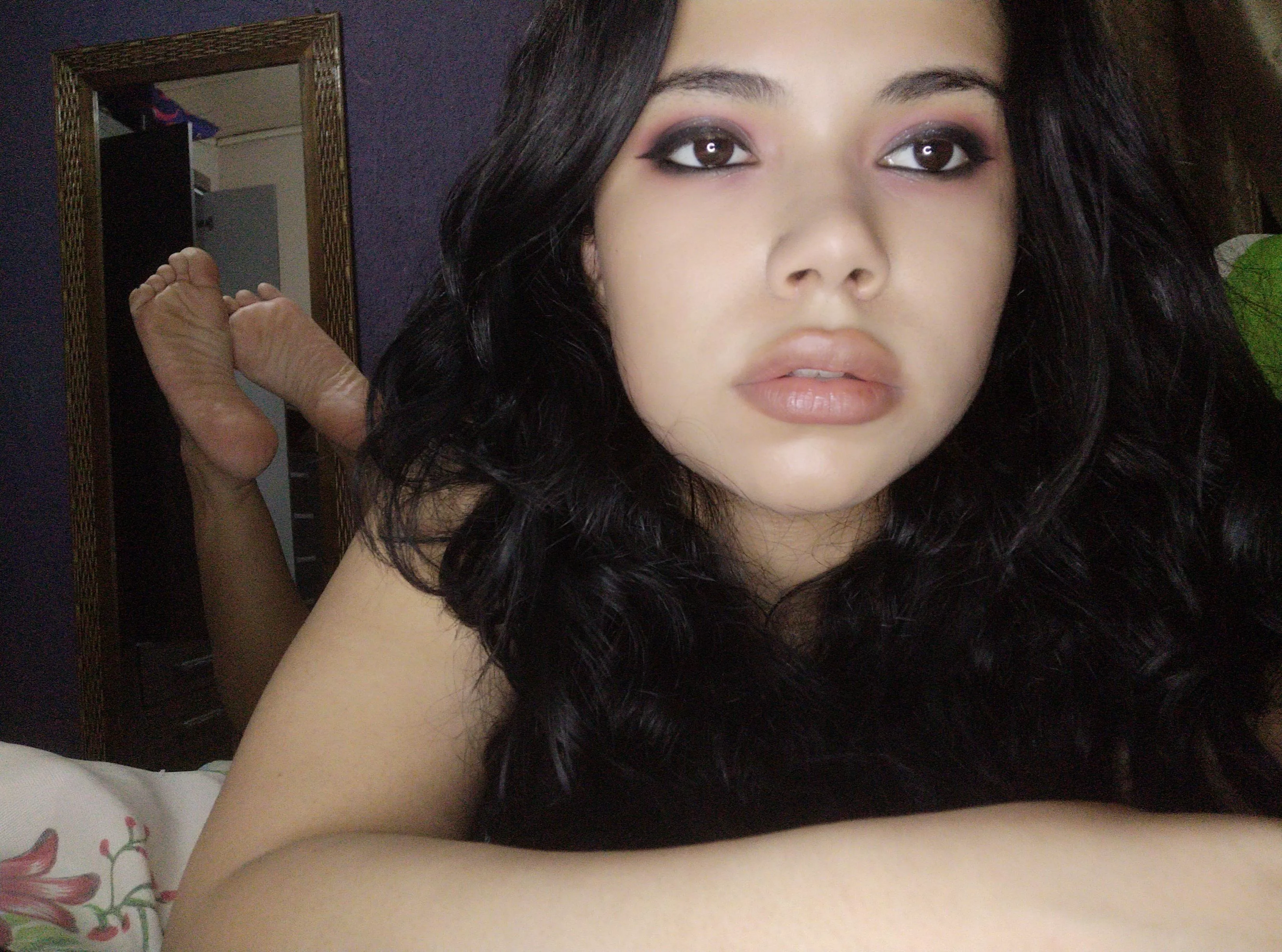 Are you into latinas? What about tiny feet? If your answer is yes, I'm currently taking customs 🫶