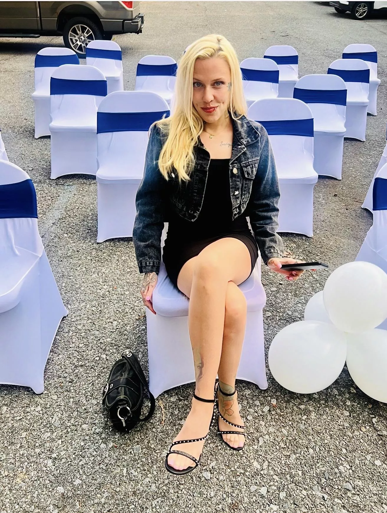 Black dress and heels with of course nude pantyhose 