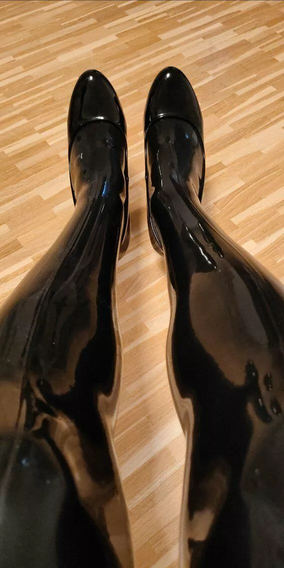 Combining shiny rubber legs with shiny high heels