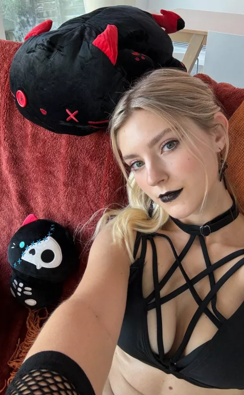 Eva | Halloween ready 