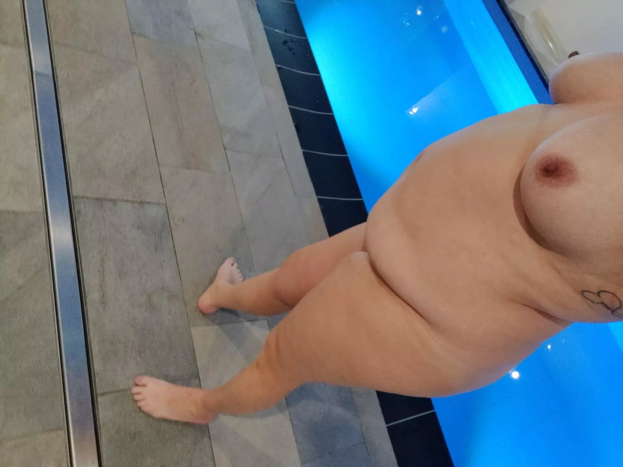 (f) naked at the hotelpool 