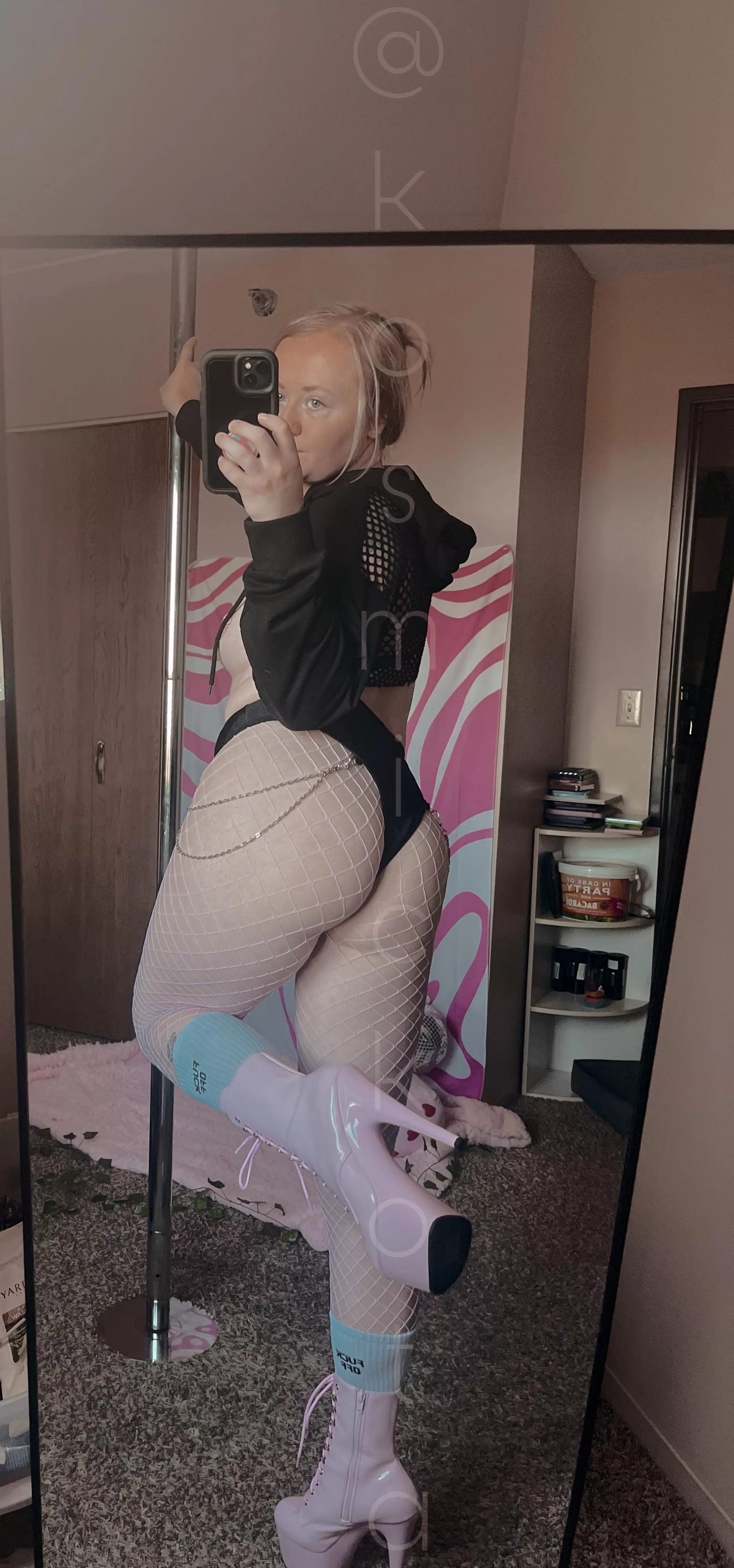 F25. cheeeers to halloweekend!  if you got any fun plans share them below 👻👇🏻 maybe some other sluts will be there too?!