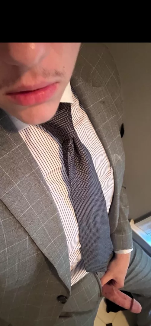 Hey sexy suited men. Wanna DM for some suited fun? 😈