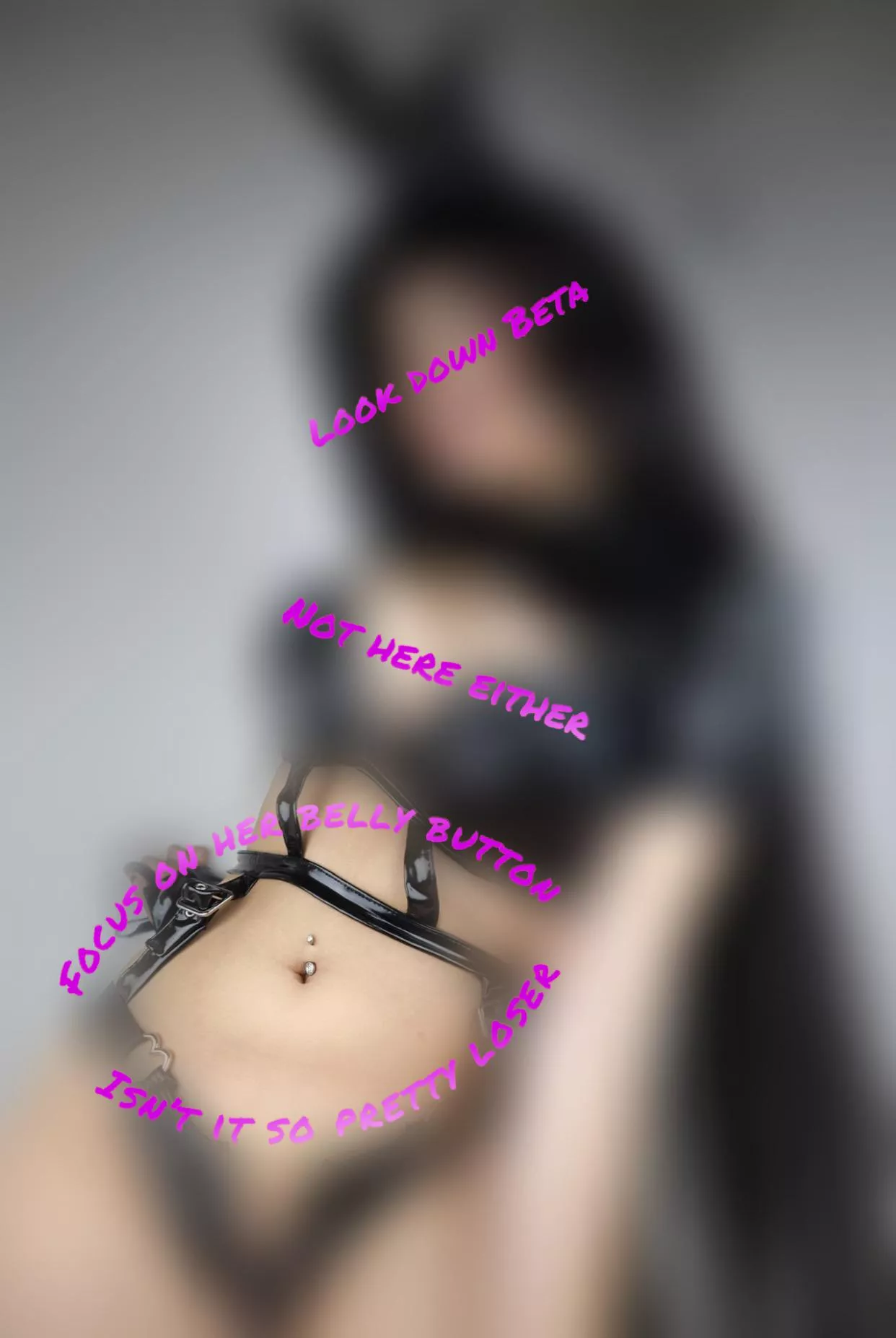 Isn’t she so pretty losers thank her in the comments for letting you see her belly button , if you know her name dm me don’t tell anyone <3