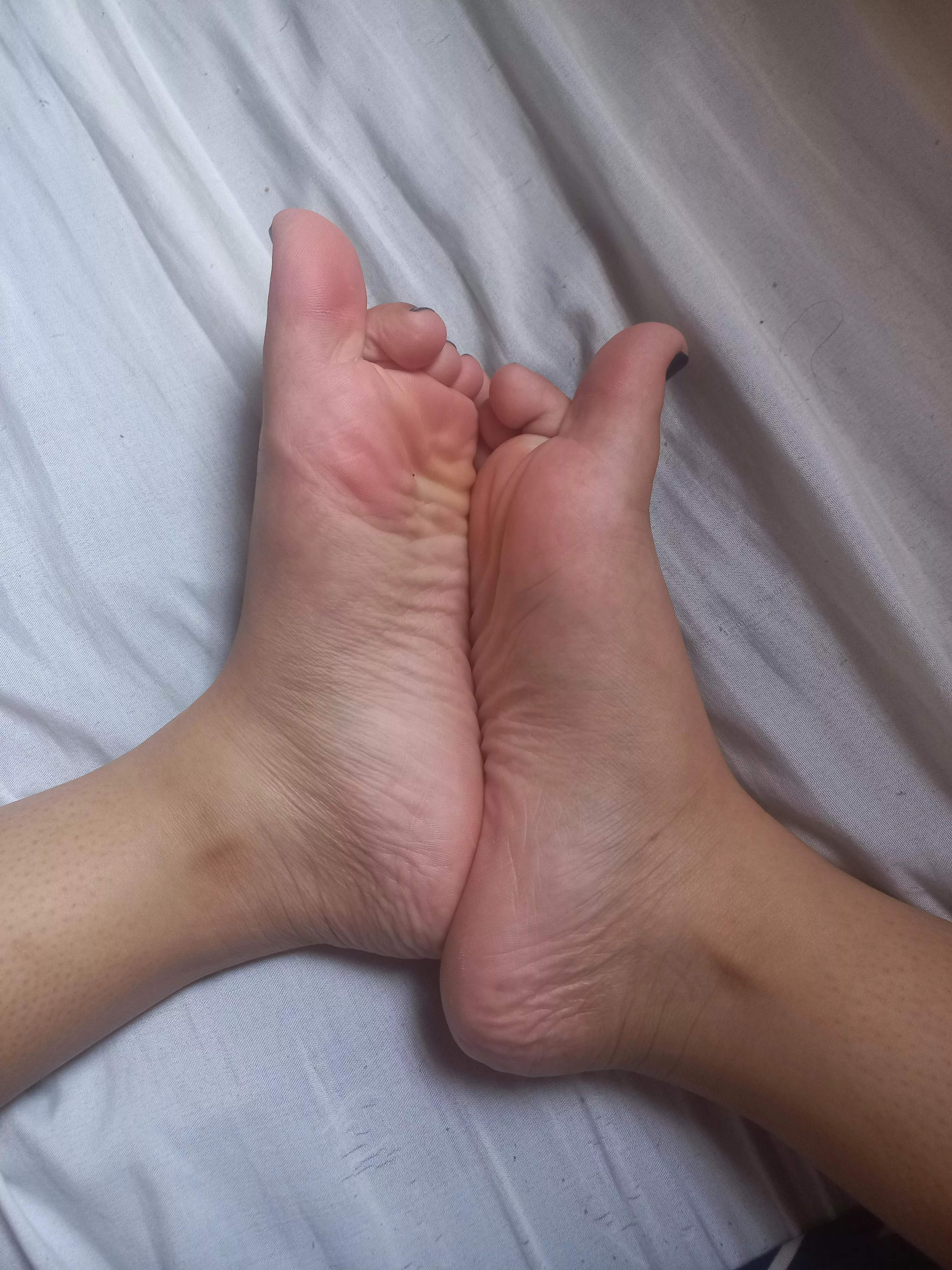 Looking extra pink today 💗 4,5 sized latina feet, taking requests