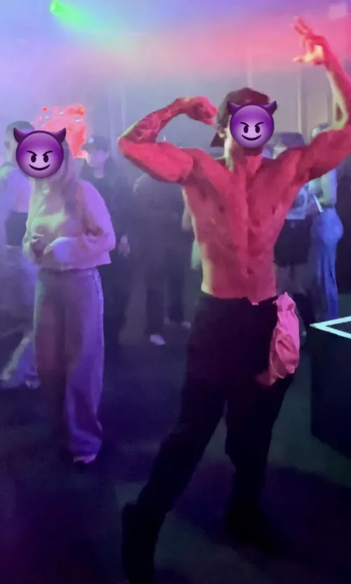 Making sure the club sees my manly PITS 😈😈