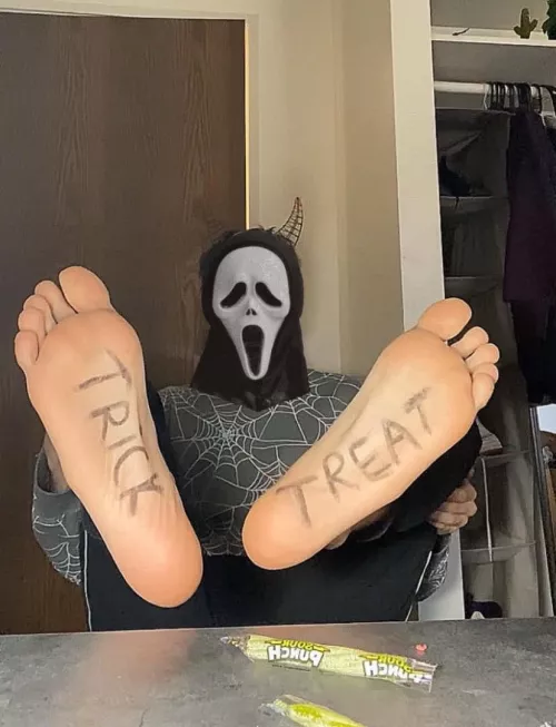 Smell my feet 😈