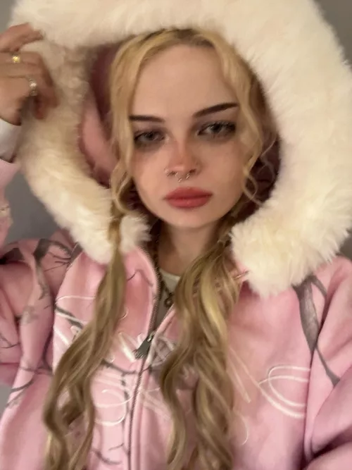 Stop scrolling and on your knees ! Be my personal object to use. 21yo British dom ! ❤️😇