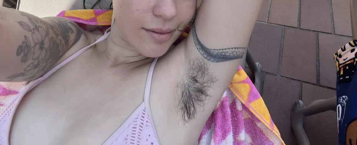 Sweaty pool day☀️ would you lick my hairy pits clean?