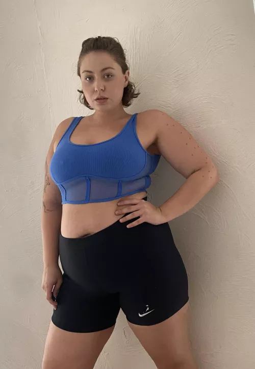 The chubby young girl is ready to hit the gym