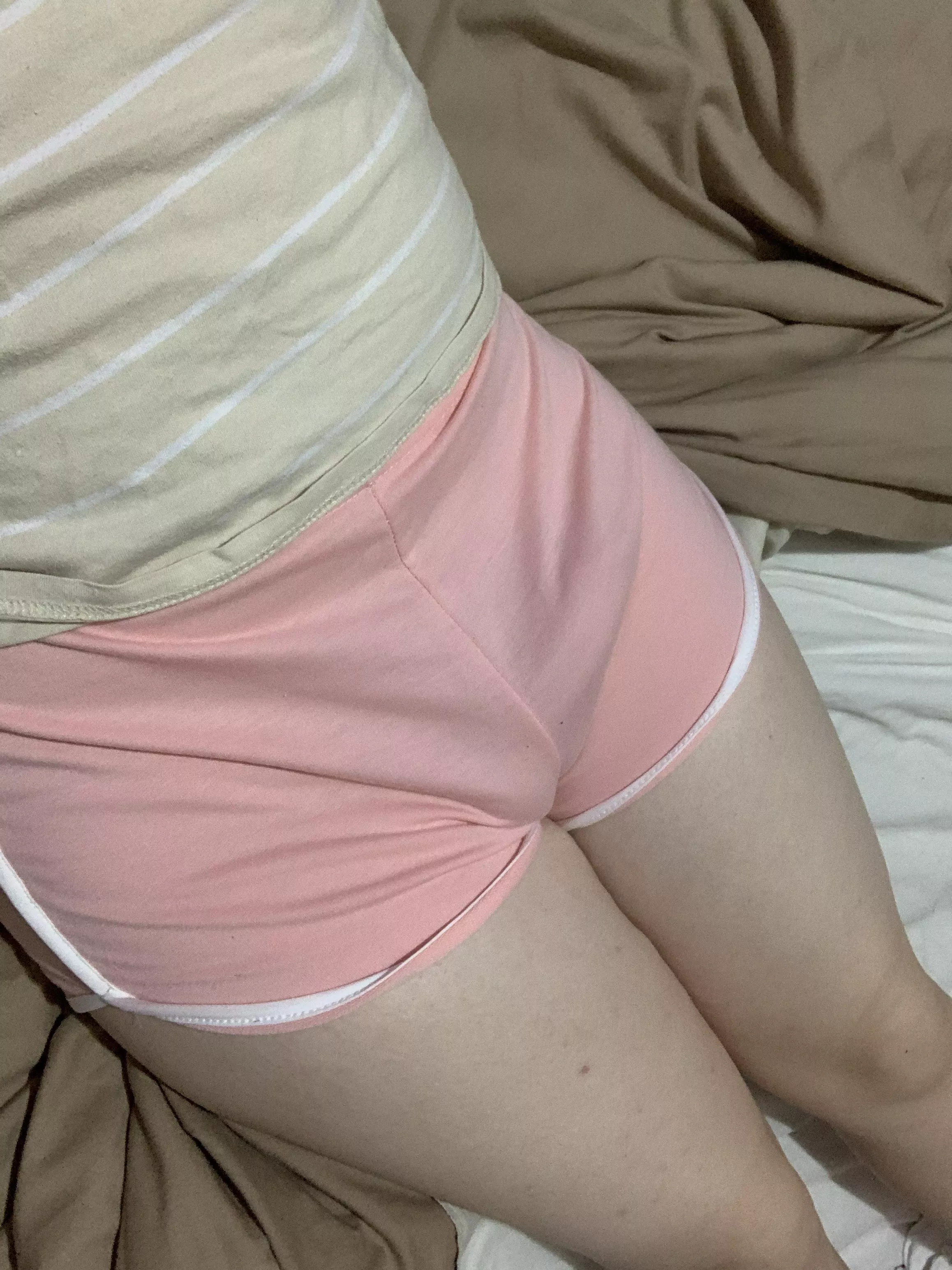 These shorts need to be taken off by someone 👀