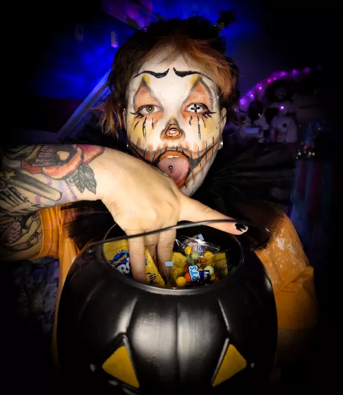 wanna see what's in my treat bucket bby 🍬🍭 