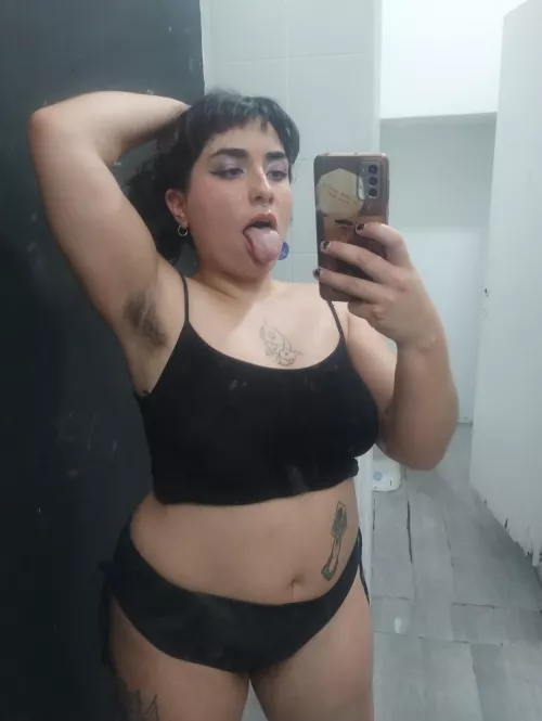 Wanna smell my sweaty hairy pits after workout twerking? [P] 