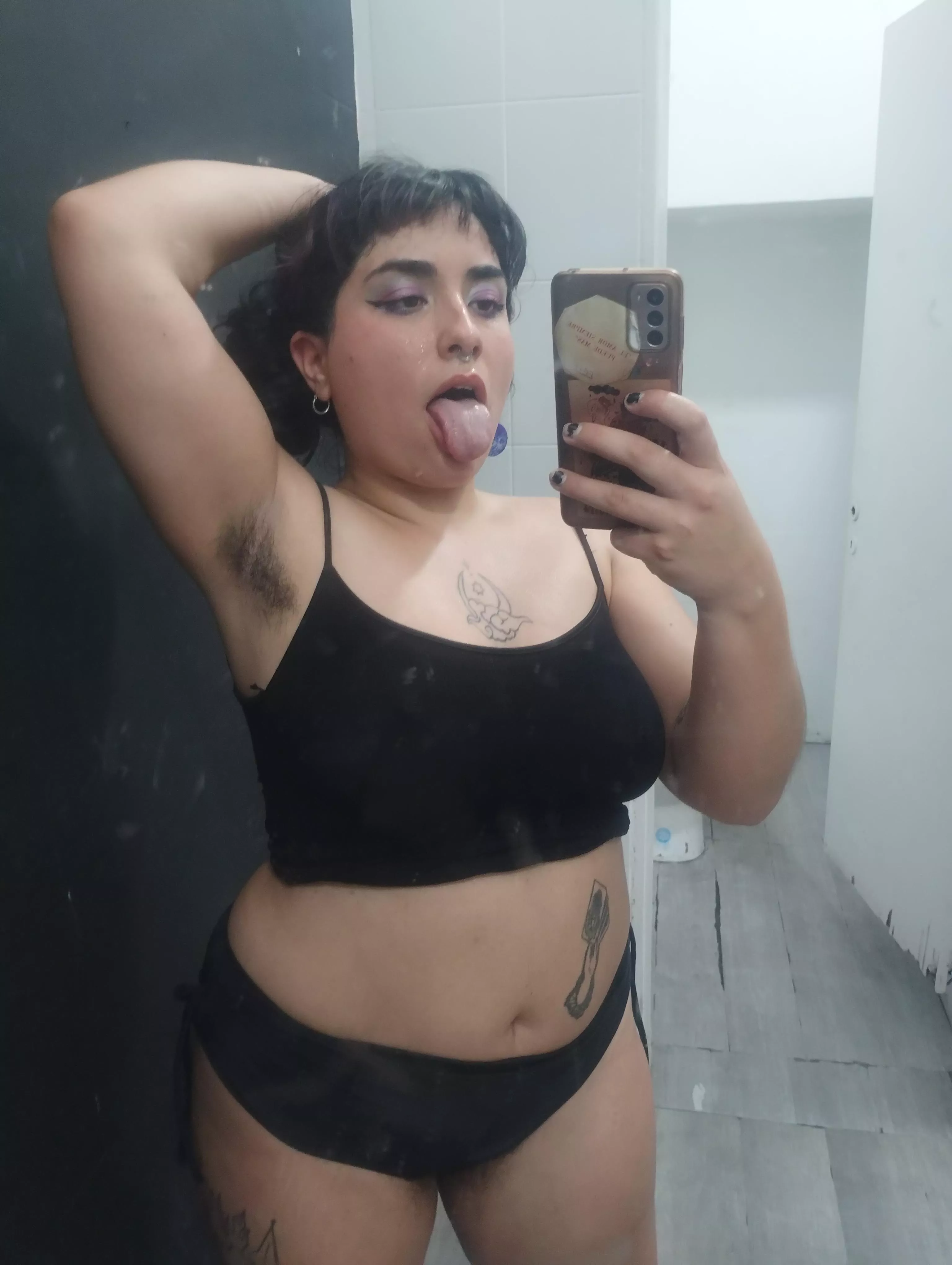 Wanna smell my sweaty hairy pits after workout twerking? [P] 