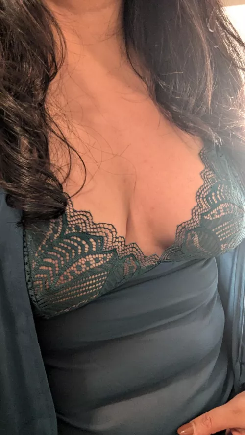 Who would like a treat tonight? (F)