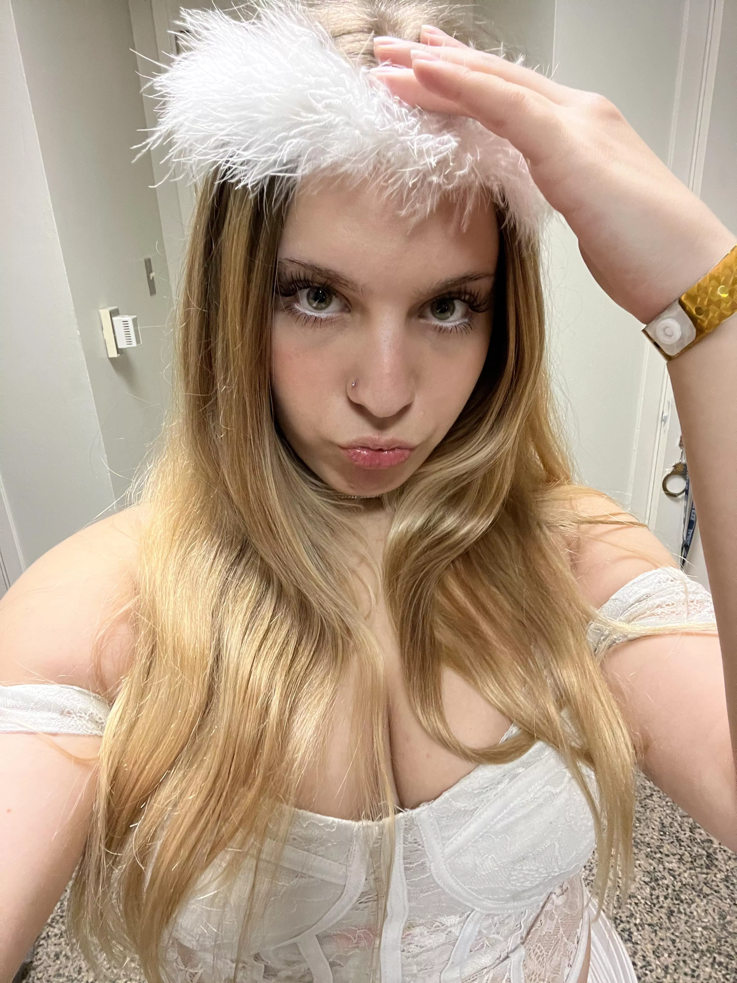 who’s gonna fund my halloween night tonight 🙄💋