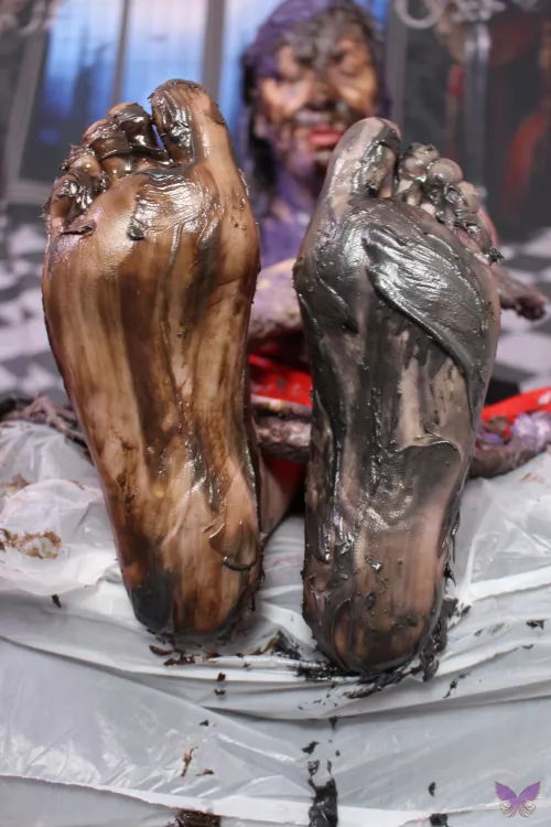 Witch makes her feet messy