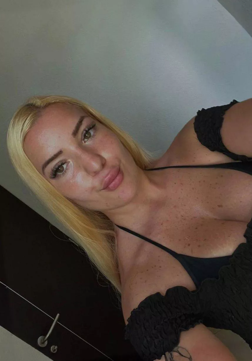 19 F seeking a fun partner to add excitement tonight
