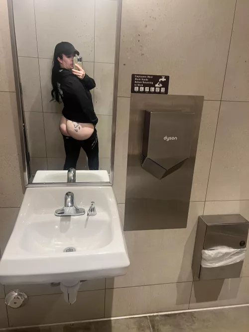 A little public bathroom booty flash 😈