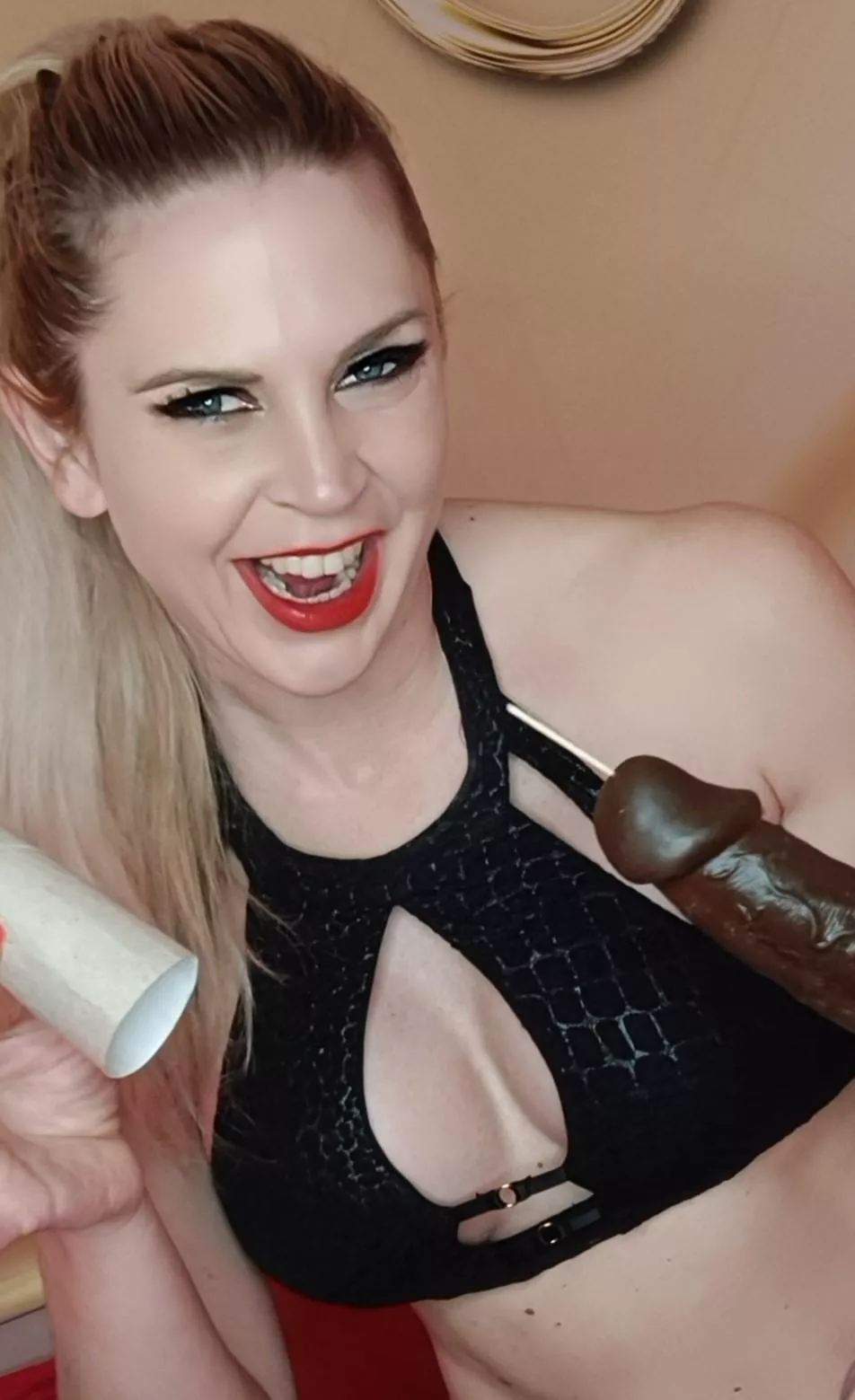 A naughty mom is a happy life.