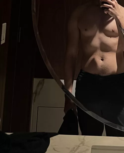 Anyone down for a mutual suck rn? Can travel hmu guys under 22 only 