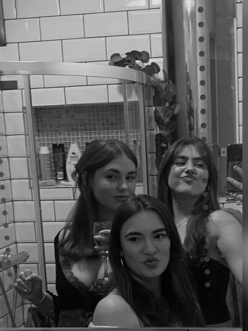 can me and the girls get upvotes? 😘