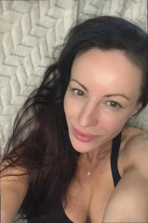 Cozy, lonely day... If you had the chance to spend time with 44-year-old [neighborhoodmilf], what would we do?