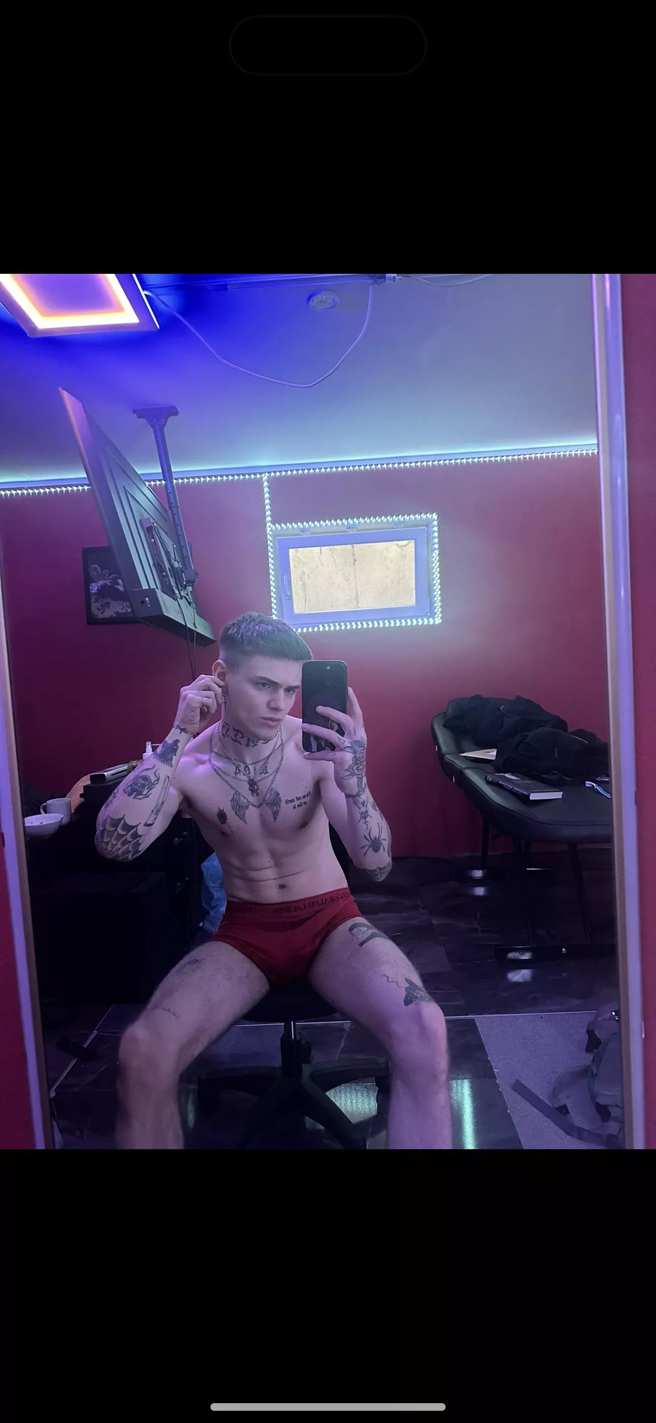 had no sex this year. anybody wanna change before new year ?😈