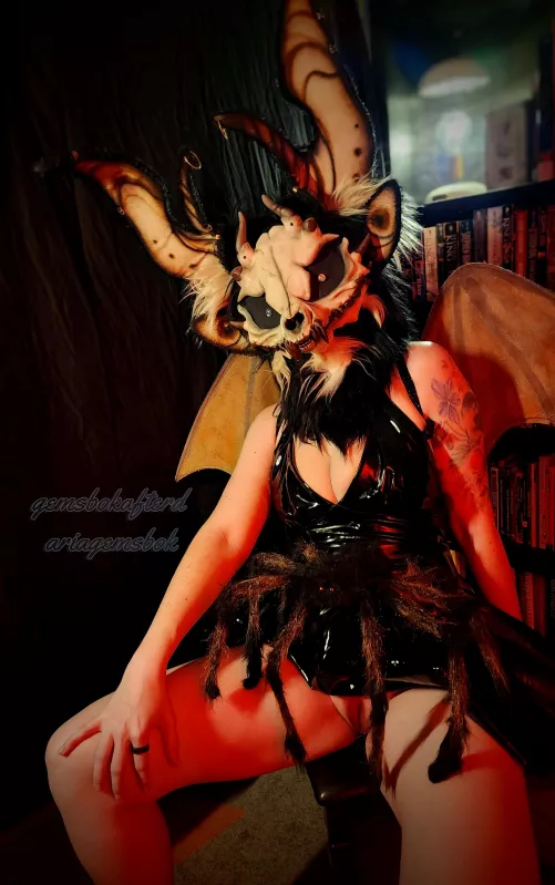 Halloween may be over... But I'd like to stay in your dreams a bit longer. Or maybe they'll be nightmares... 😈🕷️