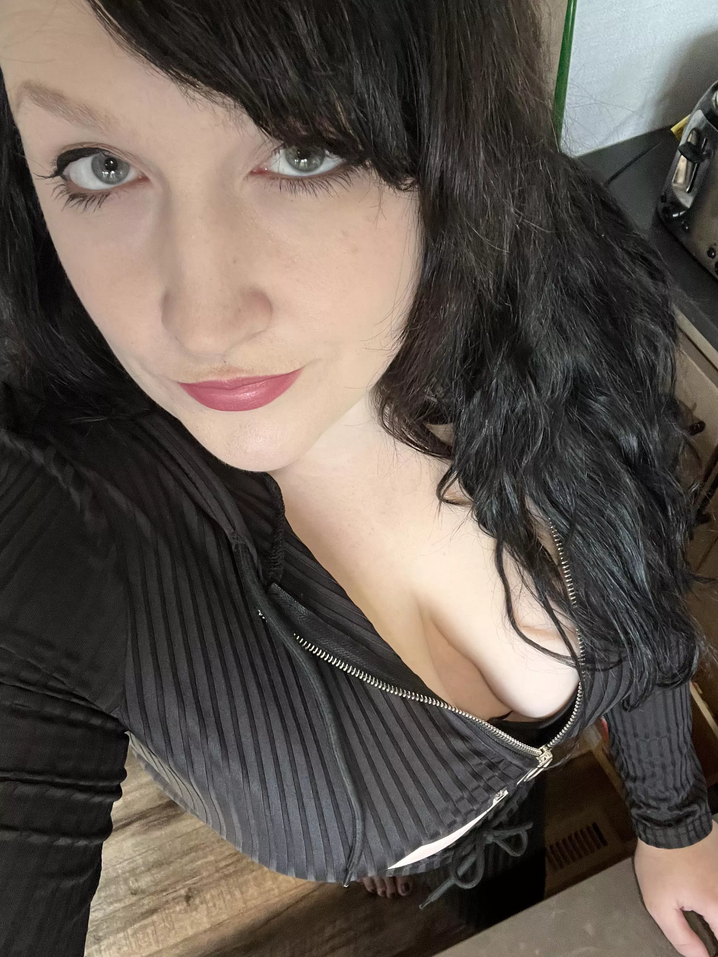 Her “doing dishes” outfit makes me want to do her.. 😂