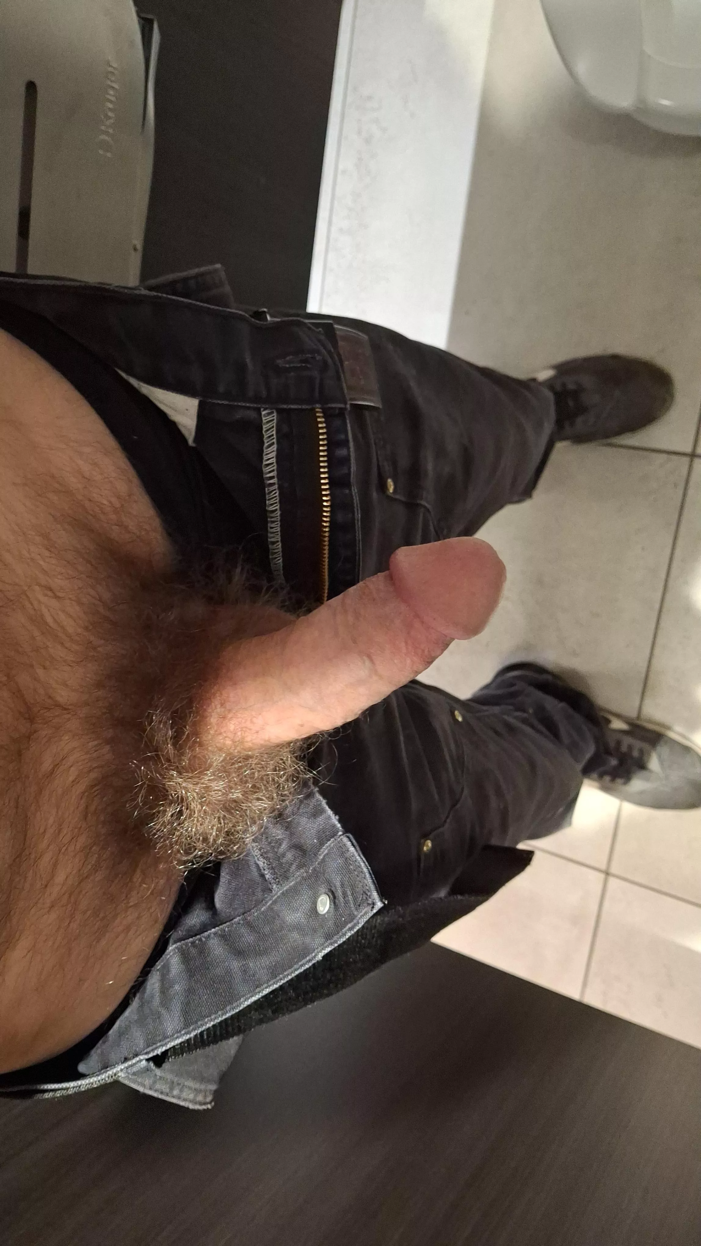 Hung late 40s looking for oral fun.