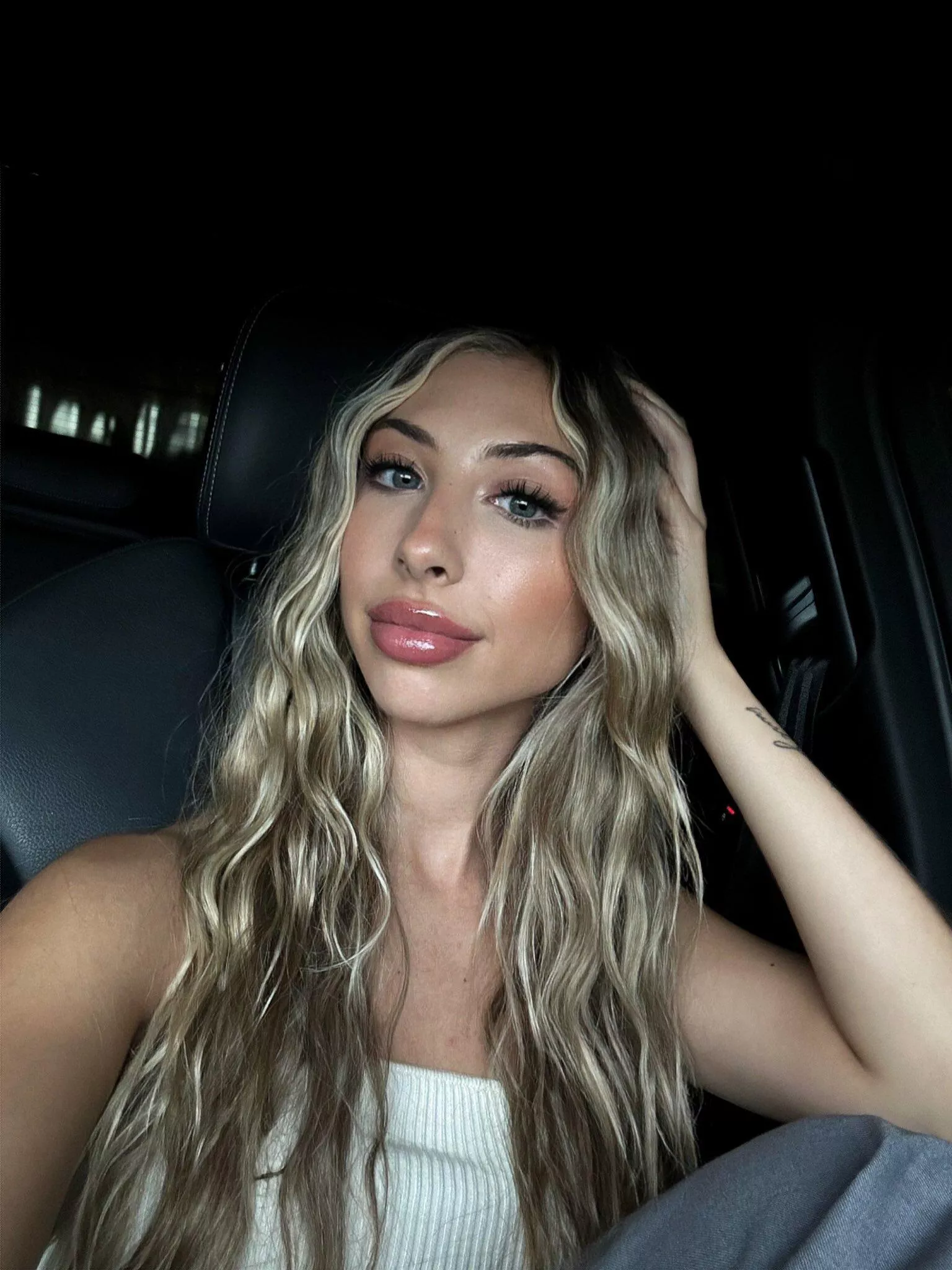 I know your looking at me right now 