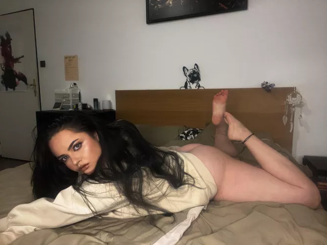 I wonder what’s more distracting for a foot freak like you. [oc]