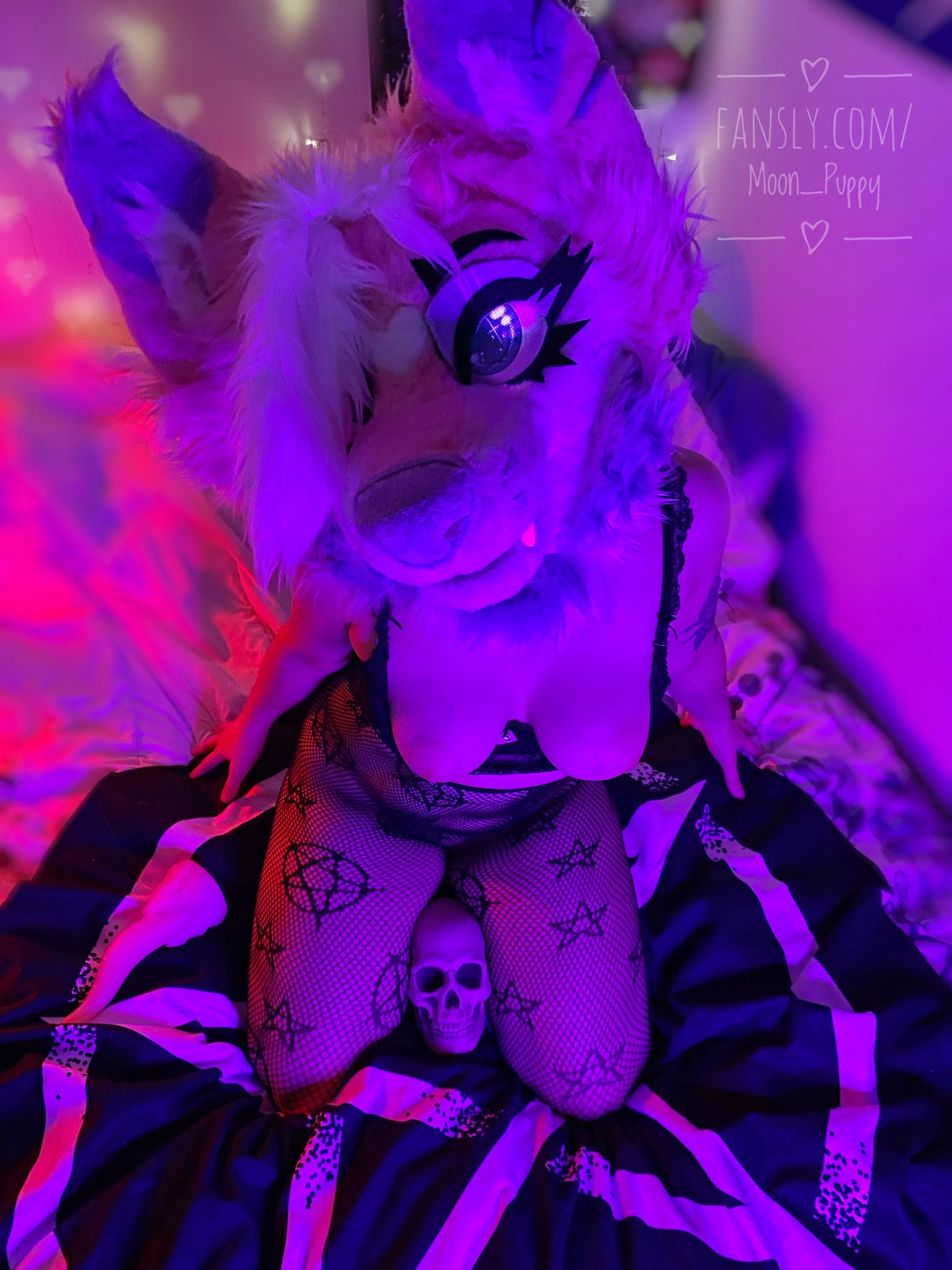 It’s the witching hour… the succubus is here~ 💋🎃