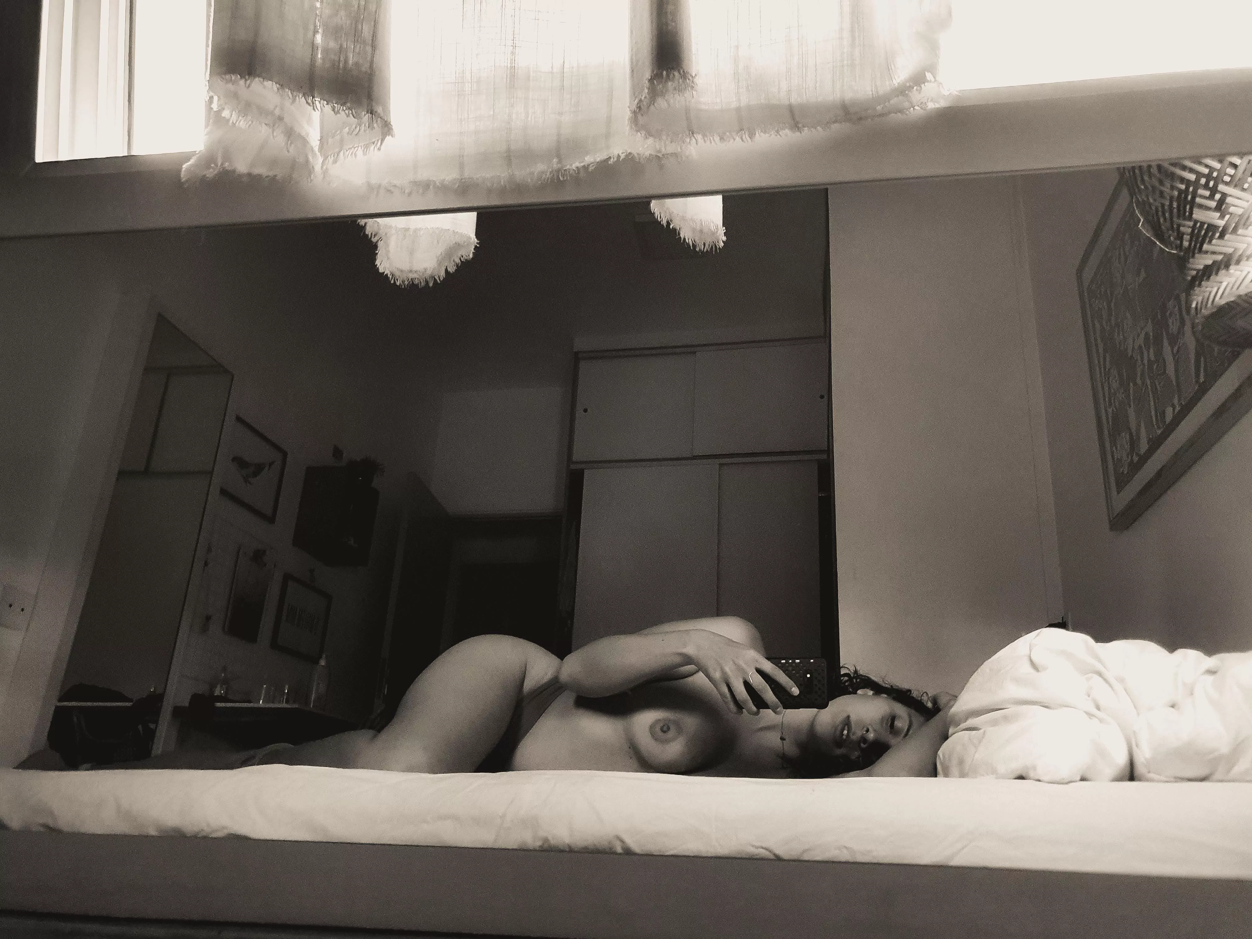 Kiss my body in this night baby