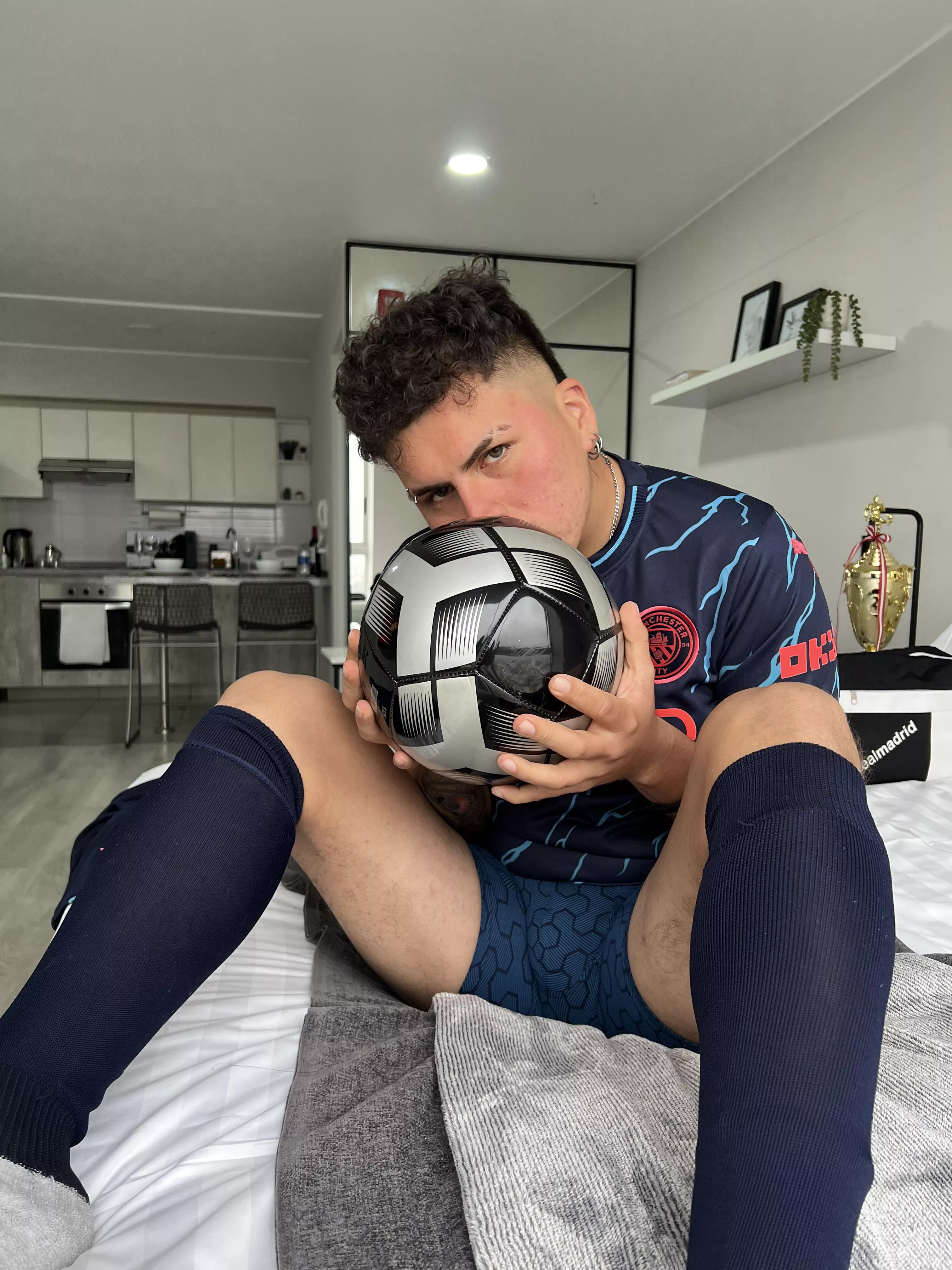 Look at this soccer player's bulge haha it looks so good.