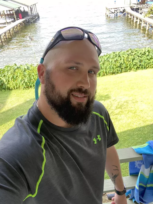 Louisiana Firefighter staying in Marion Az for the night looking to get hose drained. M4F (30). 