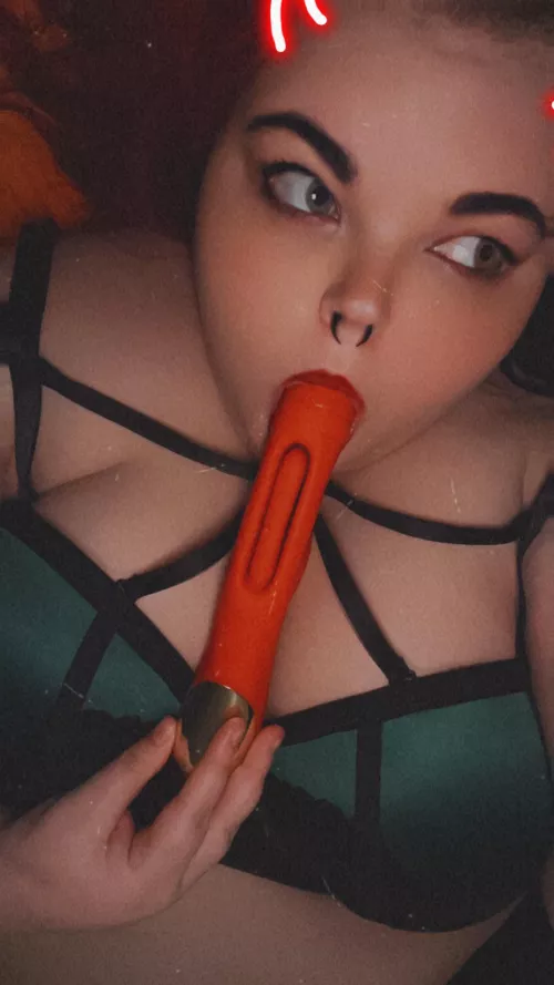 Love sucking big things dm if I could suck on urs